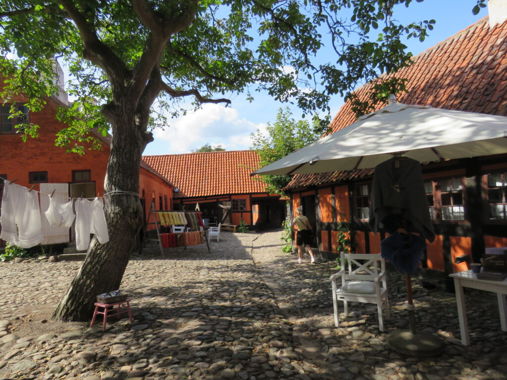 Byvandring i den gamle købstad Ebeltoft med Farvergården